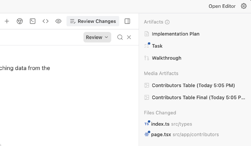 Vue d&rsquo;un tableau de bord dans Google Antigravity montrant les artefacts, les fichiers modifiés et les options de révision des changements.